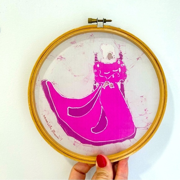 Signed Hand painted silk embroidery silk art on wood hoop 7” - Picture 5 of 6